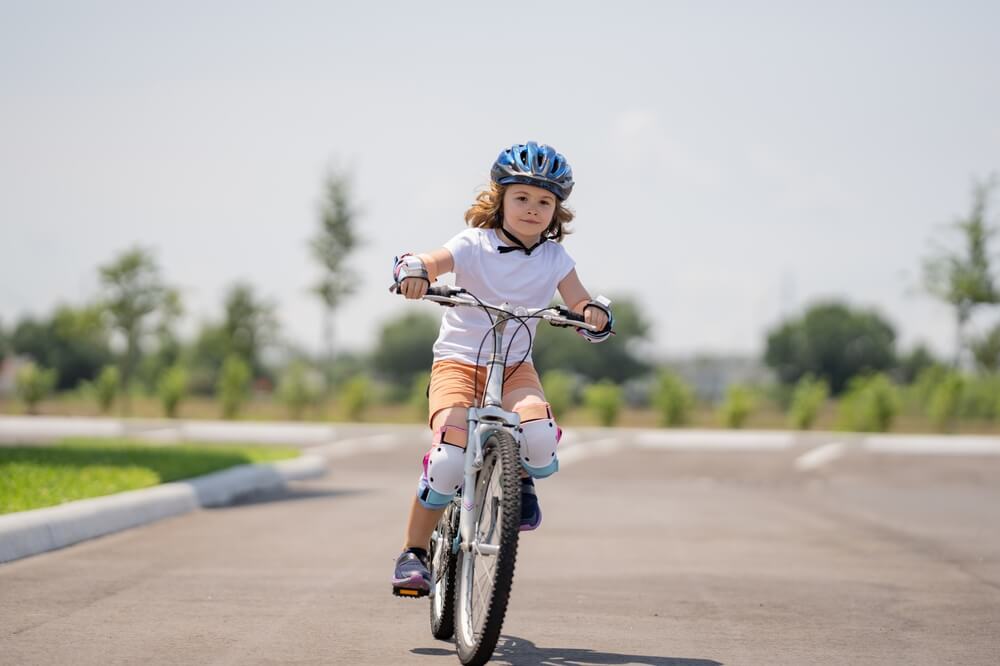 Trang bị đầy đủ phụ kiện an toàn như mũ bảo hiểm, gang tay, đệm đầu gối...