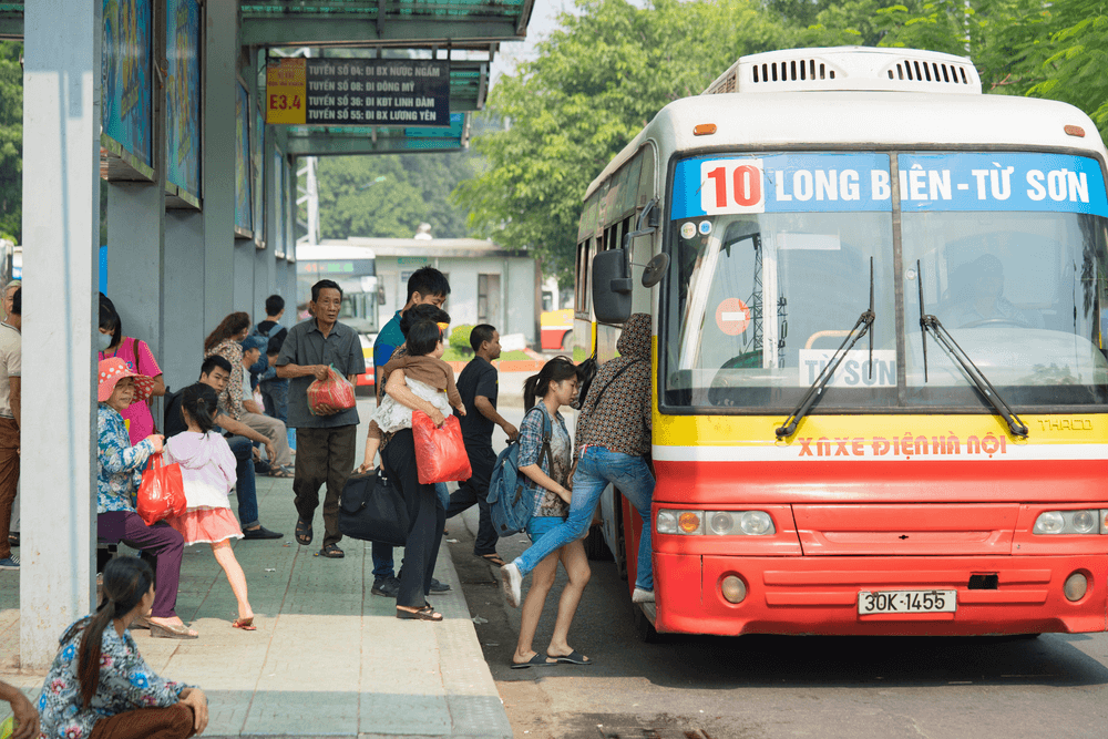 Di chuyển bằng phương tiện giao thông công cộng ví dụ như xe bus hay tàu điện ngầm